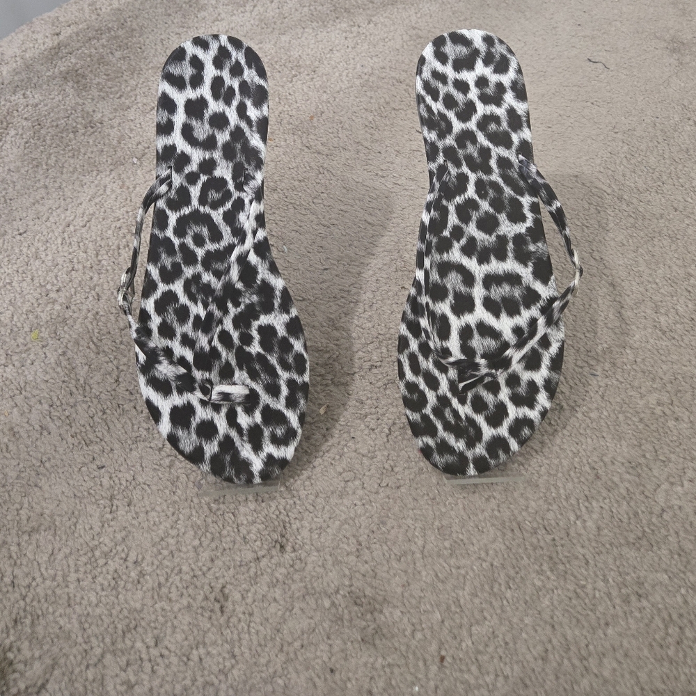 Stylish Black and White Flip Flops - Picture 4 of 7